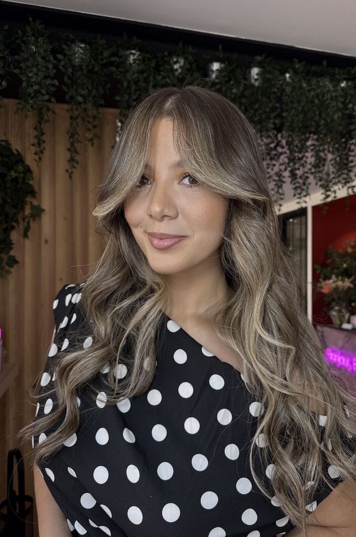 Balayage blond froid et rideau de frange sur cheveux longs.