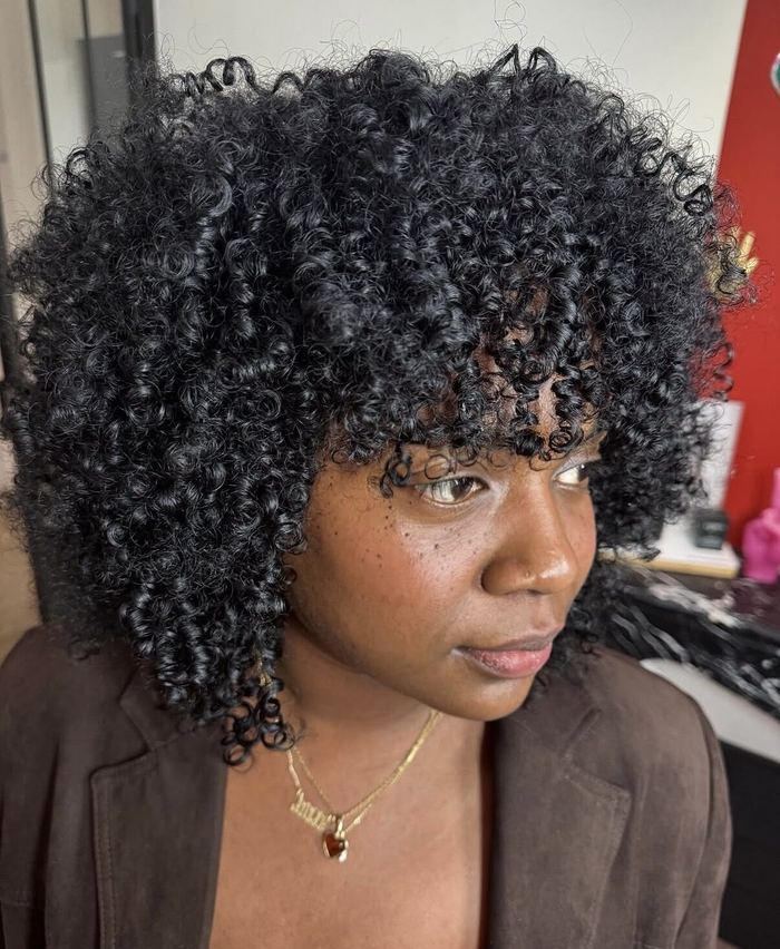Coupe sur cheveux crépus, boucles courtes parfaitement définies.